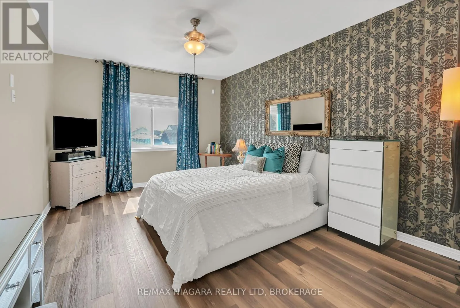 8738 UPPER CANADA DRIVE