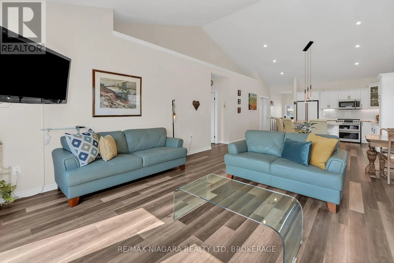 8738 UPPER CANADA DRIVE