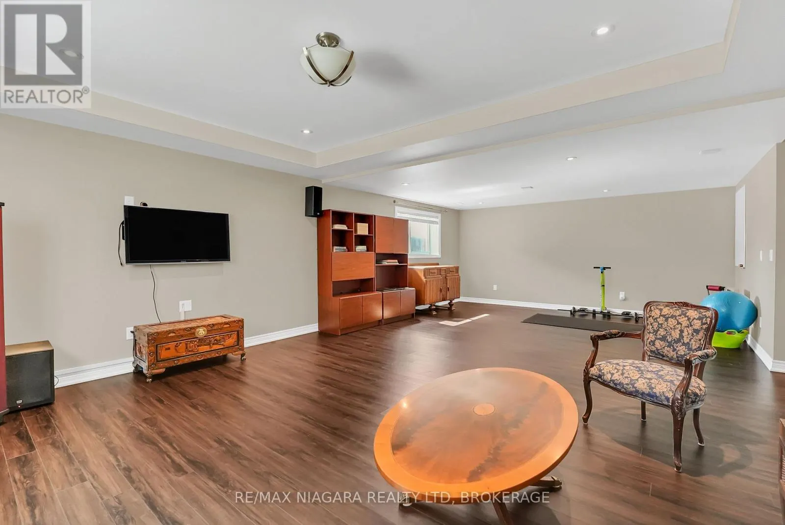 8738 UPPER CANADA DRIVE