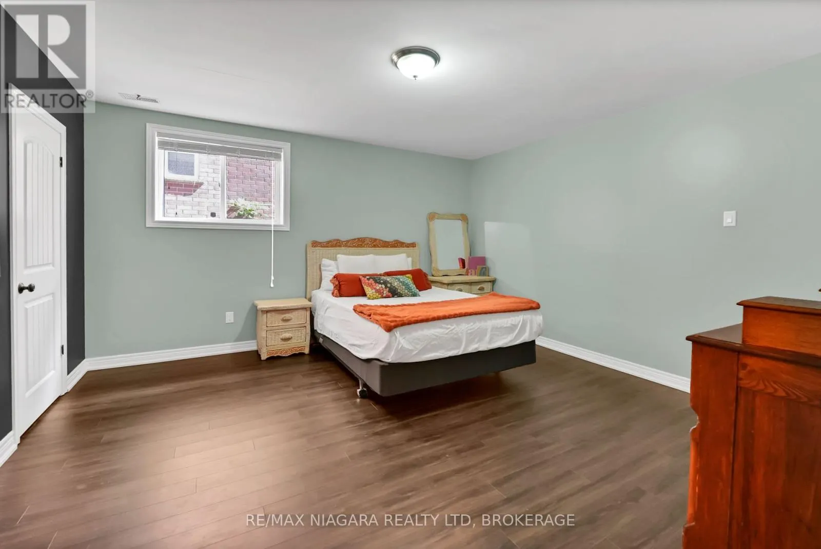 8738 UPPER CANADA DRIVE
