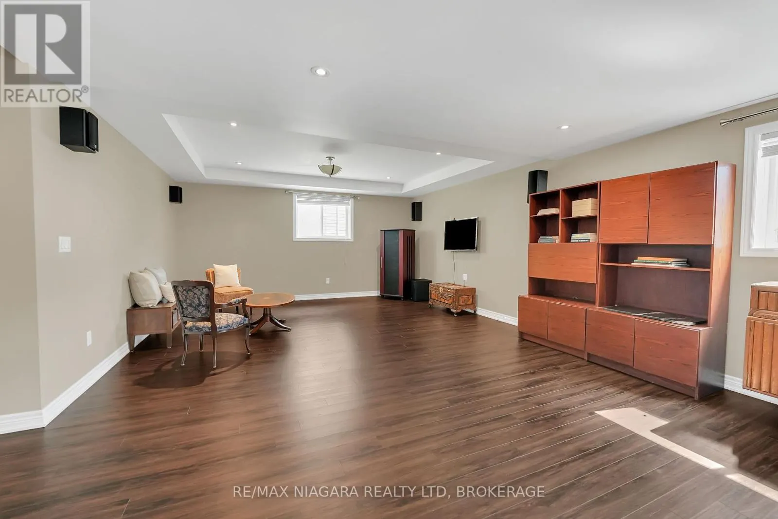 8738 UPPER CANADA DRIVE