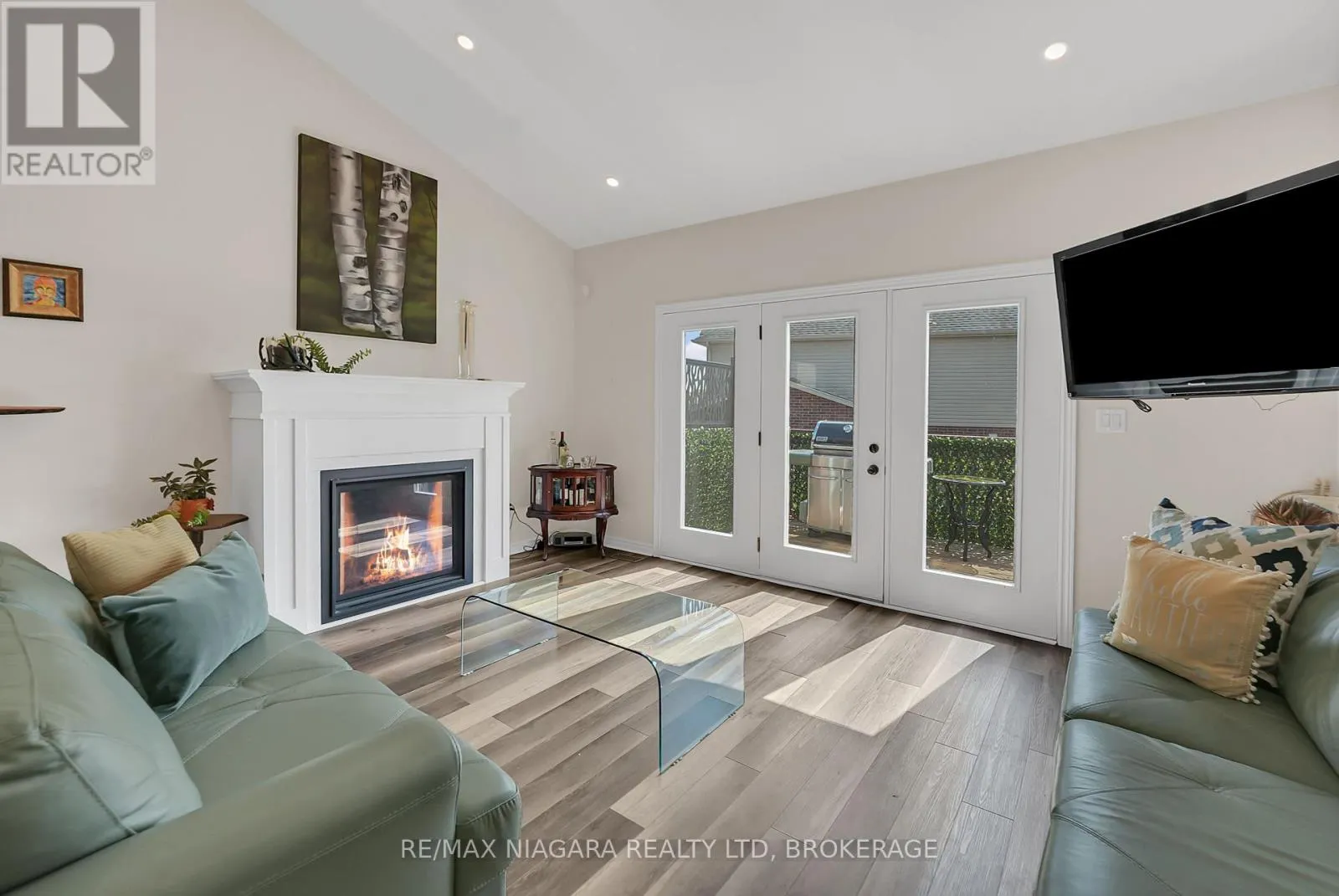 8738 UPPER CANADA DRIVE