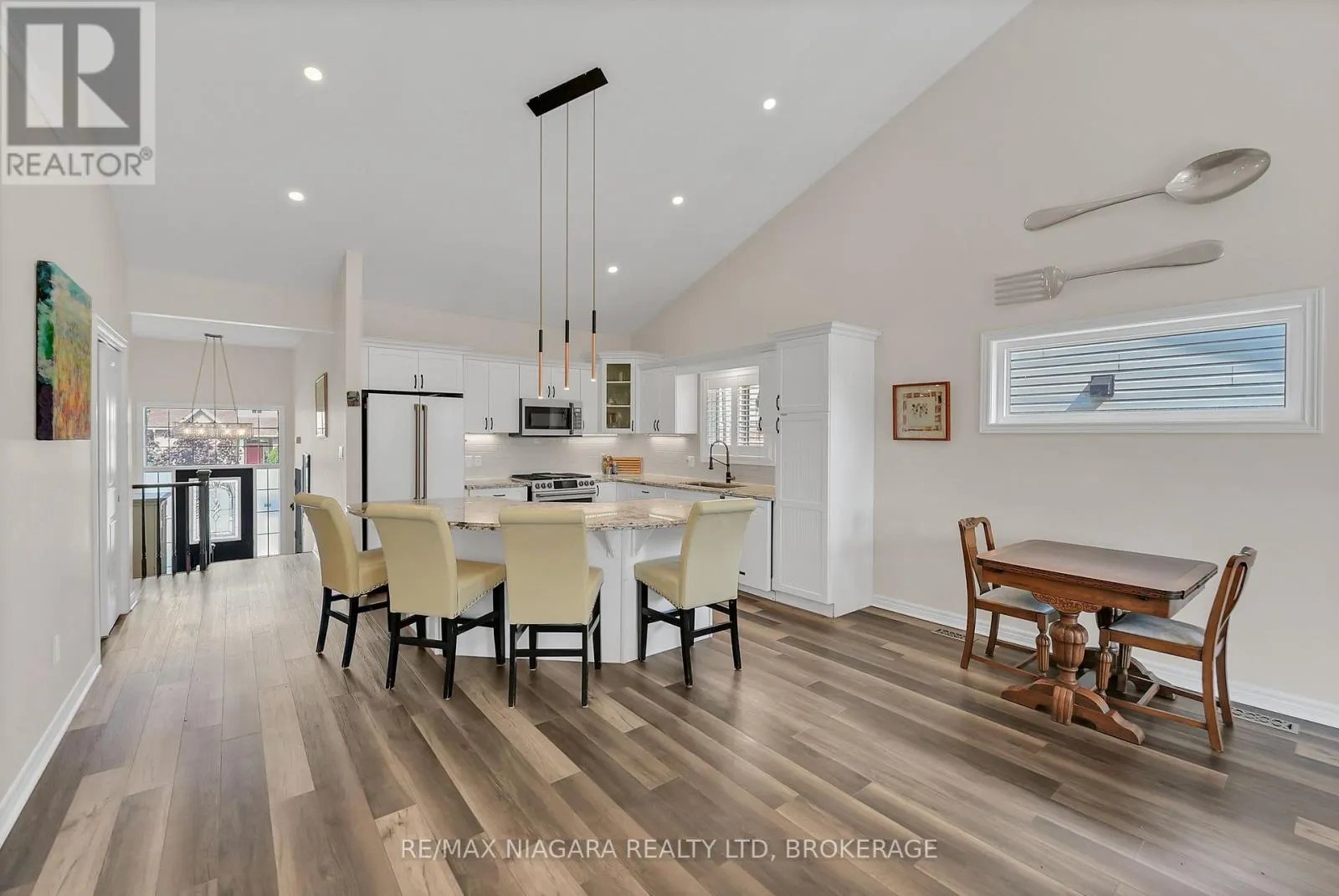 8738 UPPER CANADA DRIVE