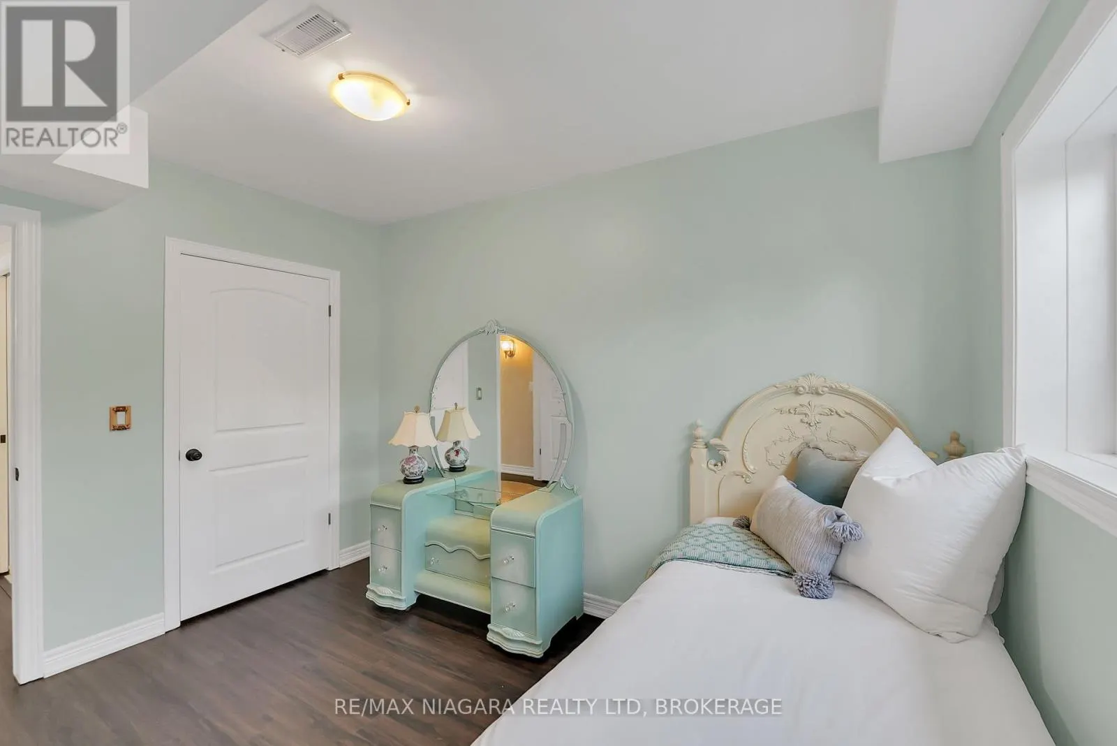 8738 UPPER CANADA DRIVE