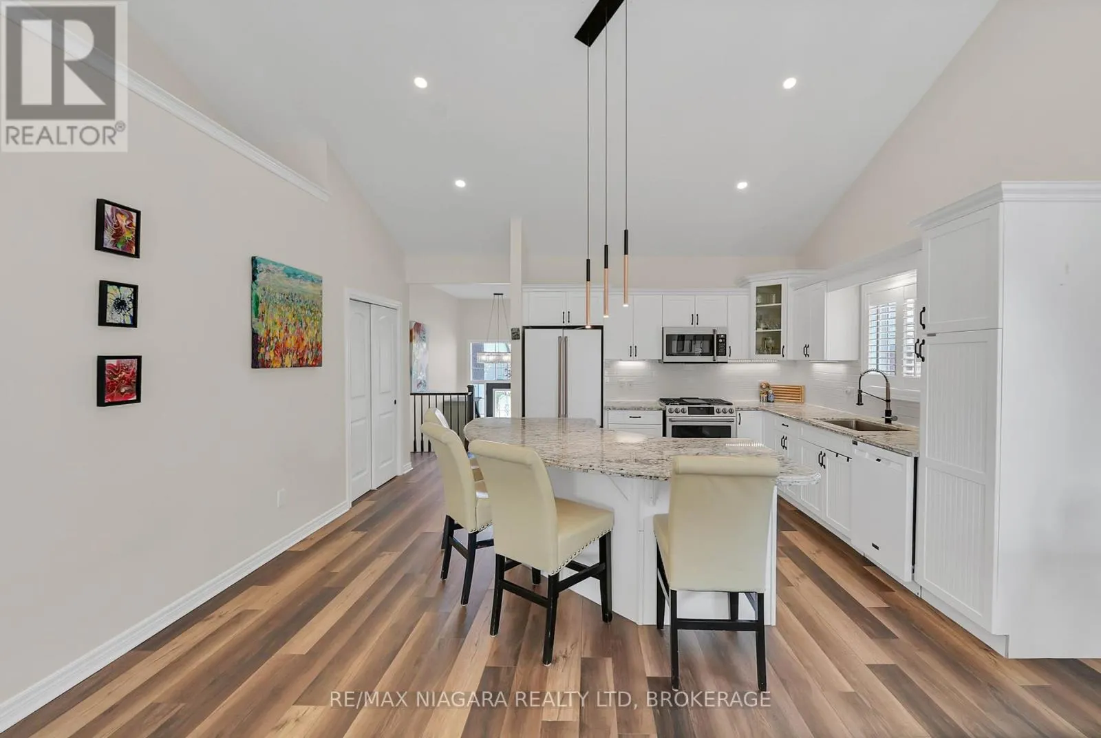 8738 UPPER CANADA DRIVE