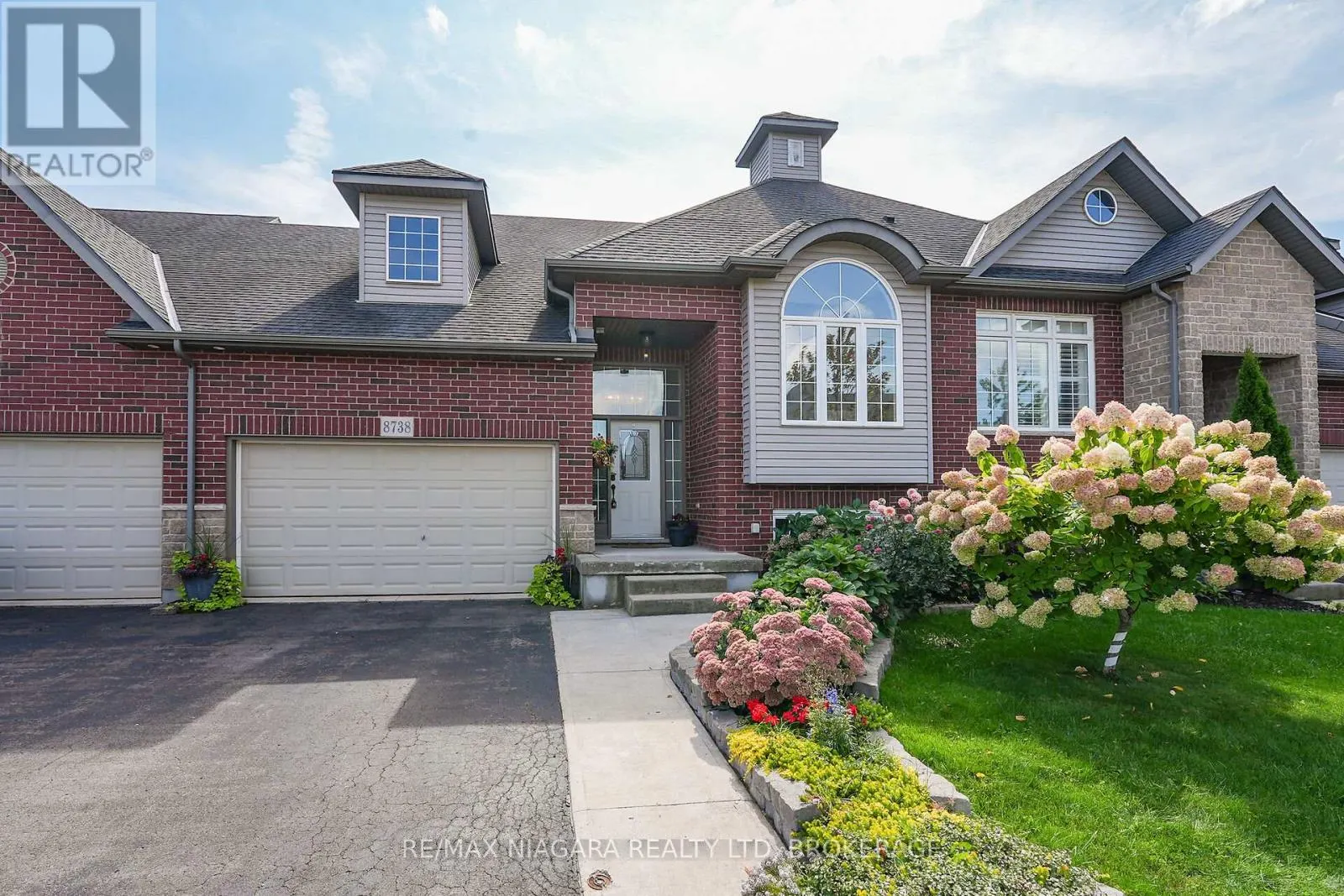 8738 UPPER CANADA DRIVE