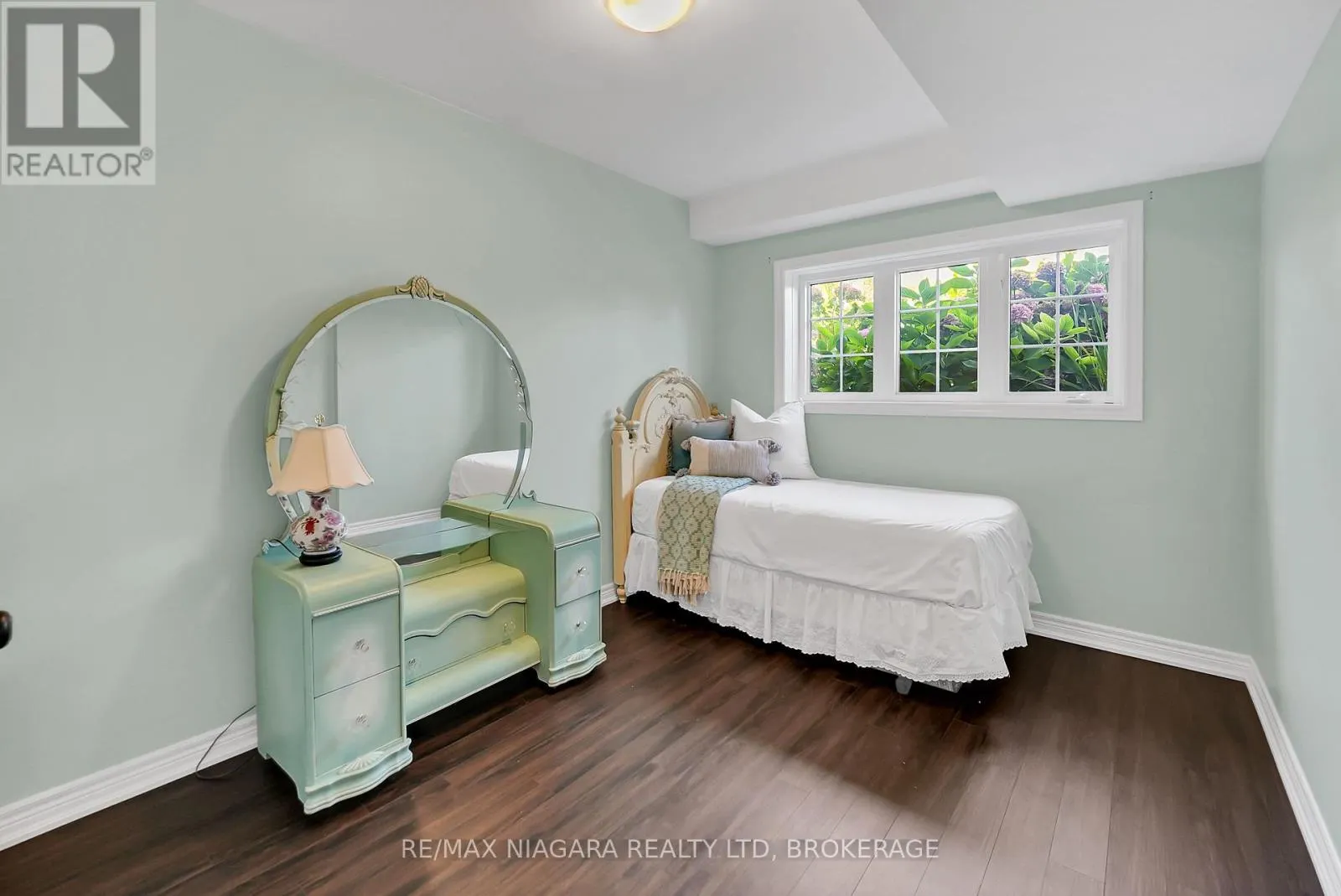 8738 UPPER CANADA DRIVE