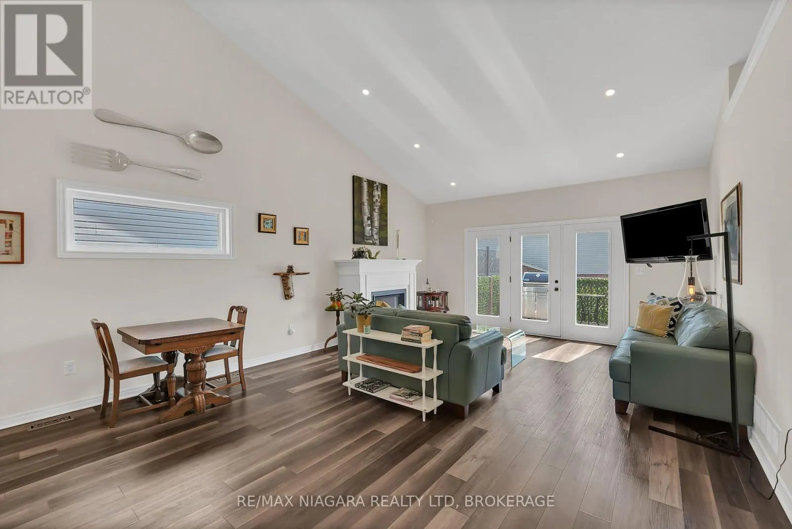 8738 UPPER CANADA DRIVE