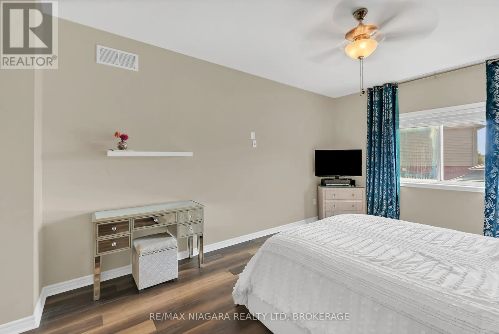 8738 UPPER CANADA DRIVE