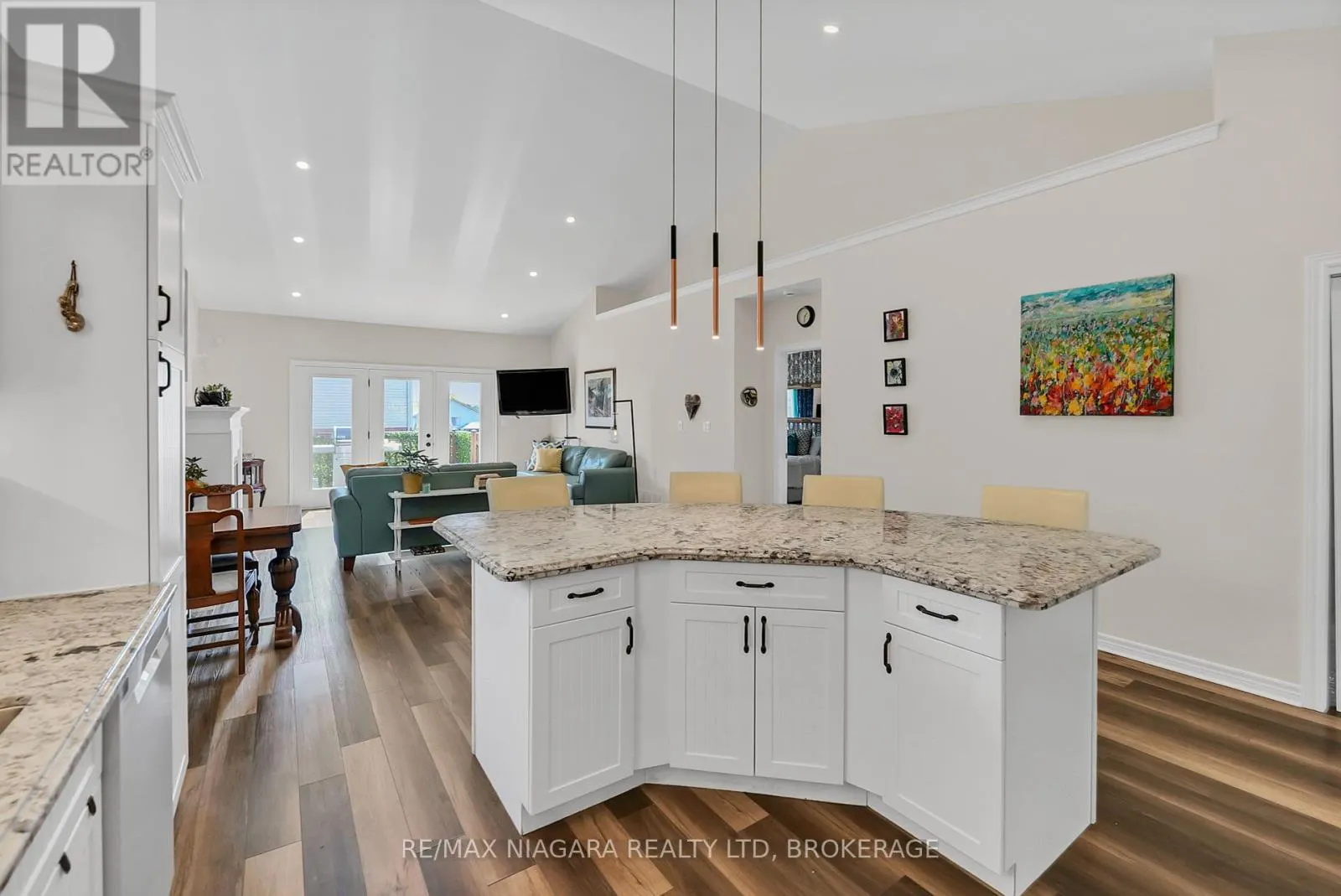 8738 UPPER CANADA DRIVE