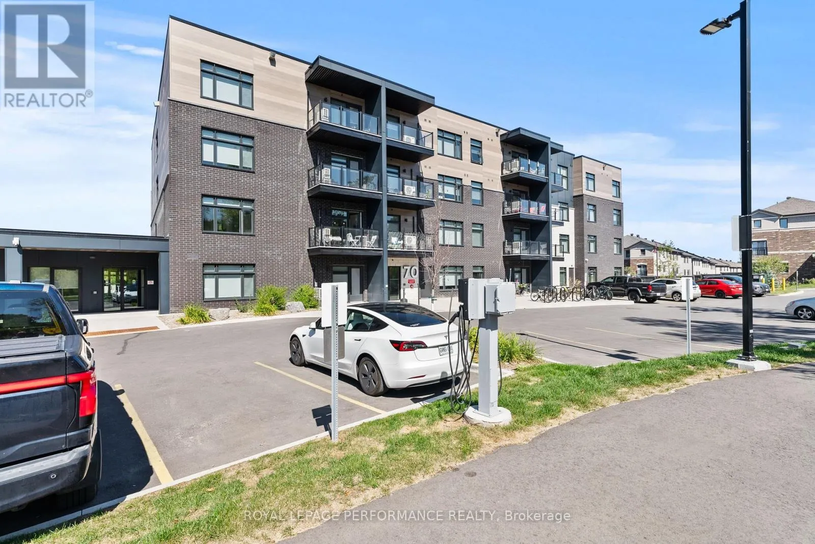 101 - 70 VIEUX-SILO STREET