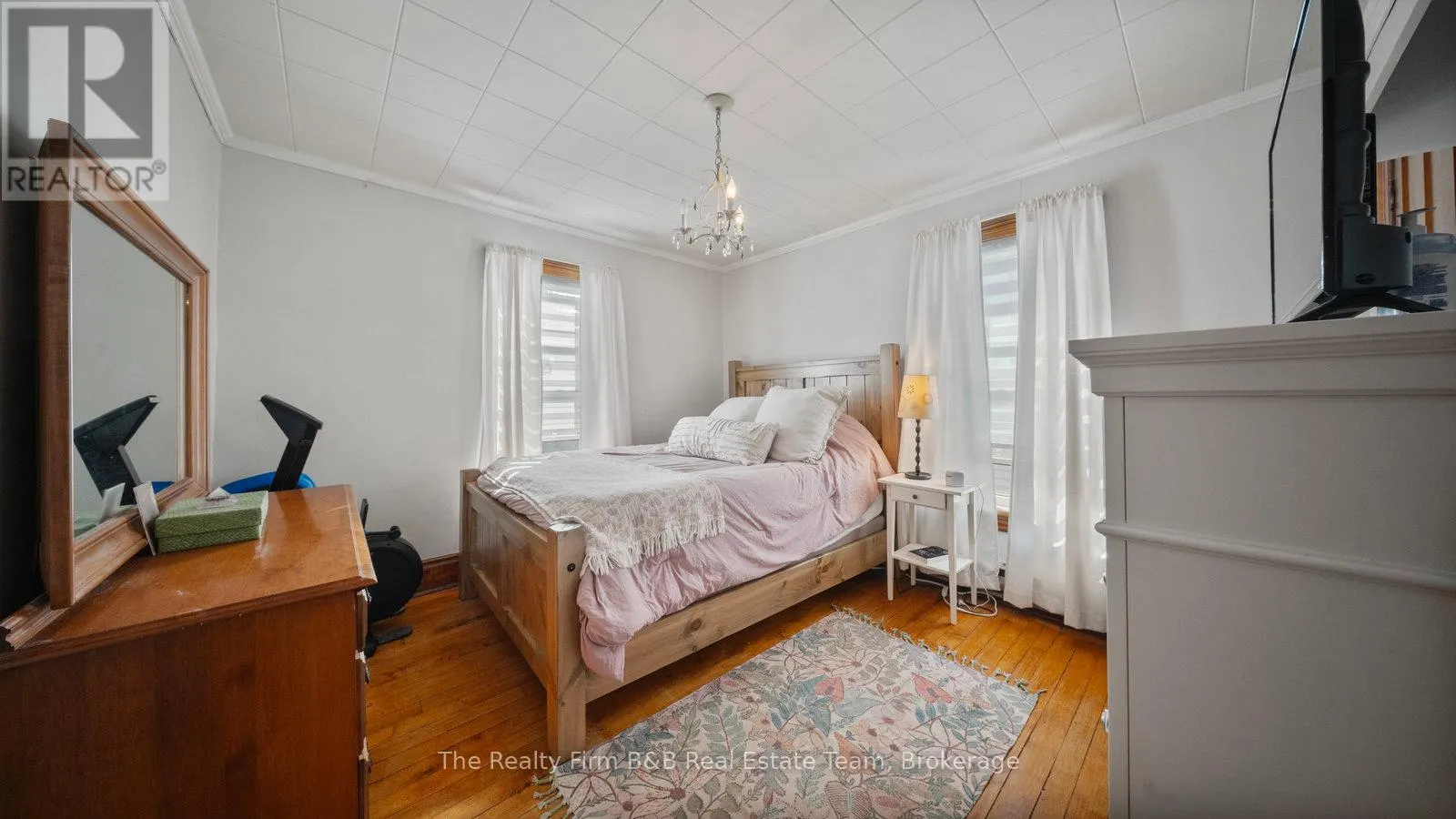 94 WOODSTOCK STREET N