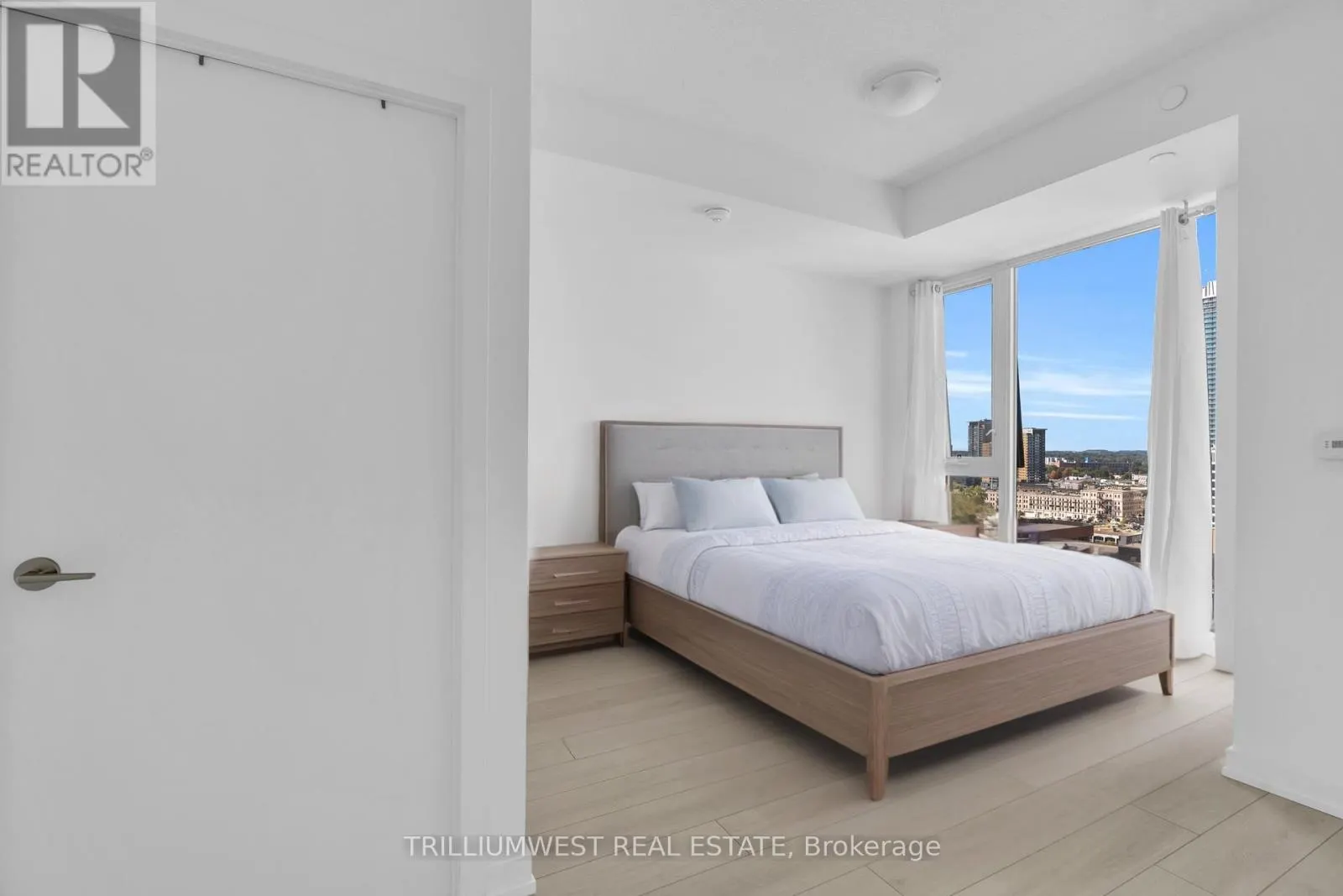 1210 - 55 DUKE STREET W