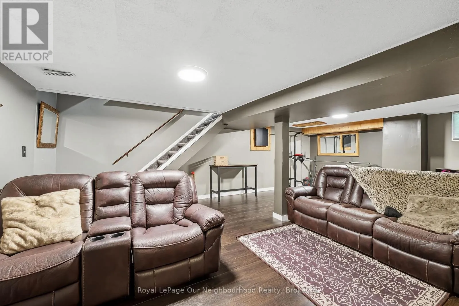 17 ELGIN STREET W
