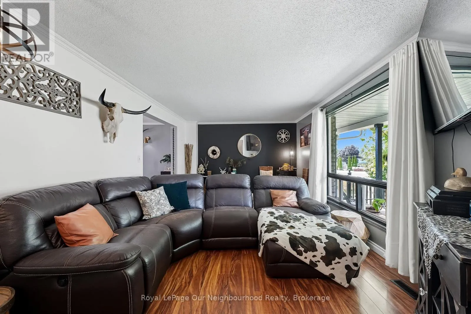 17 ELGIN STREET W