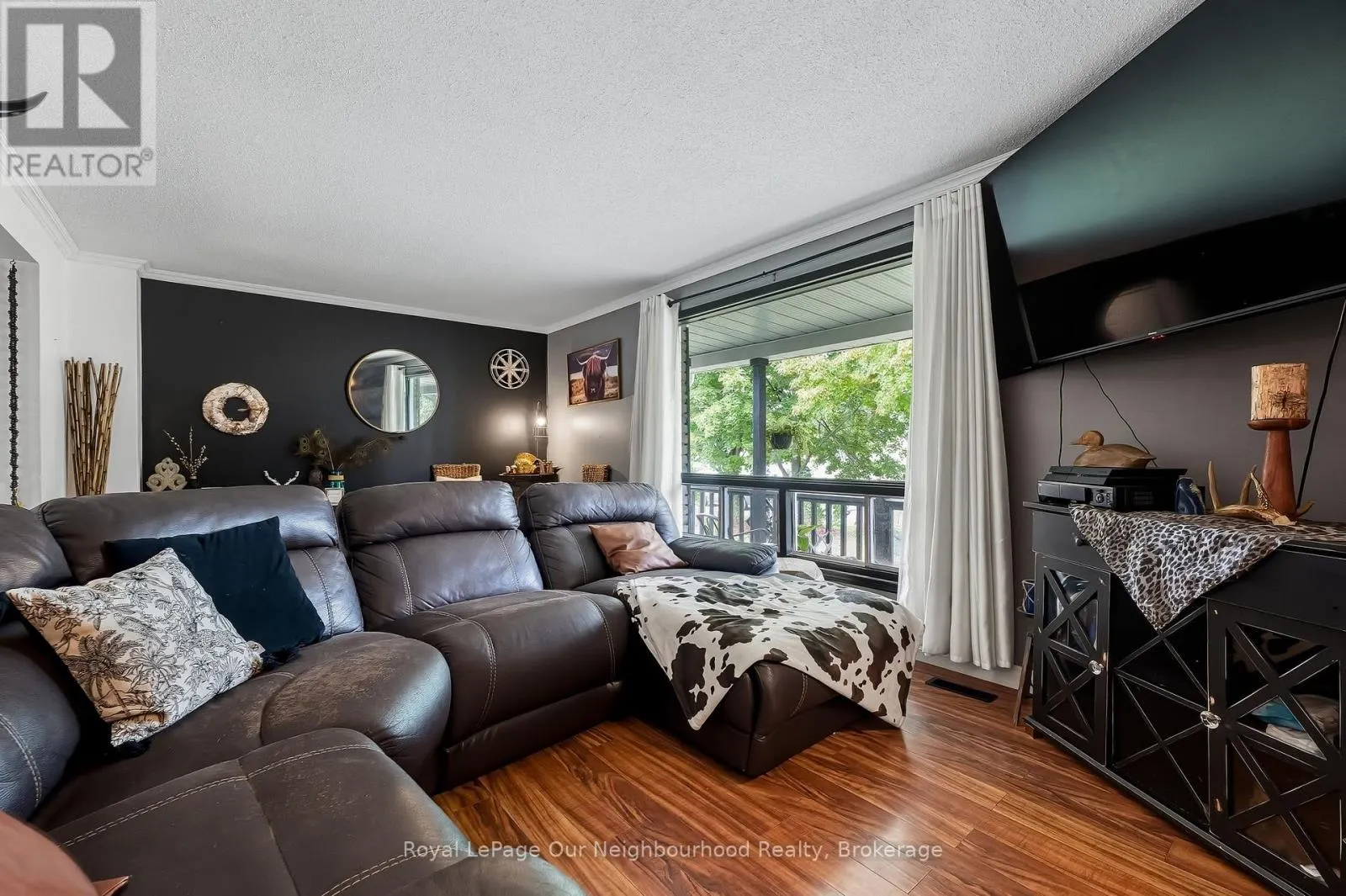17 ELGIN STREET W