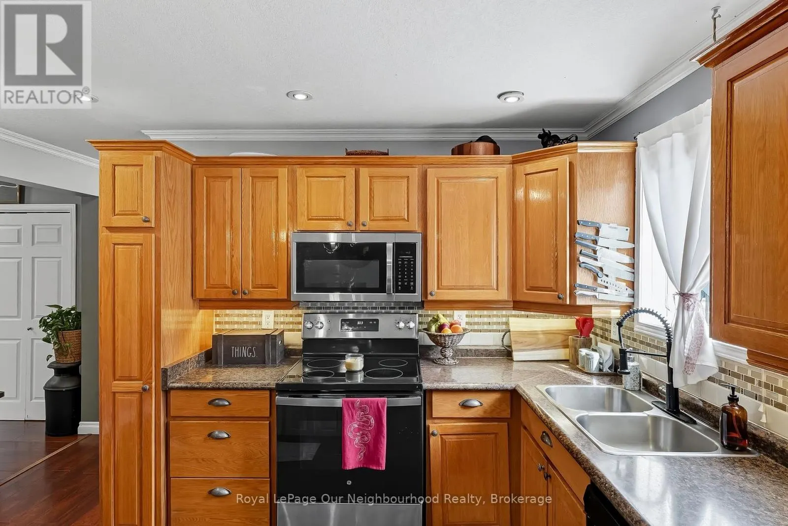 17 ELGIN STREET W