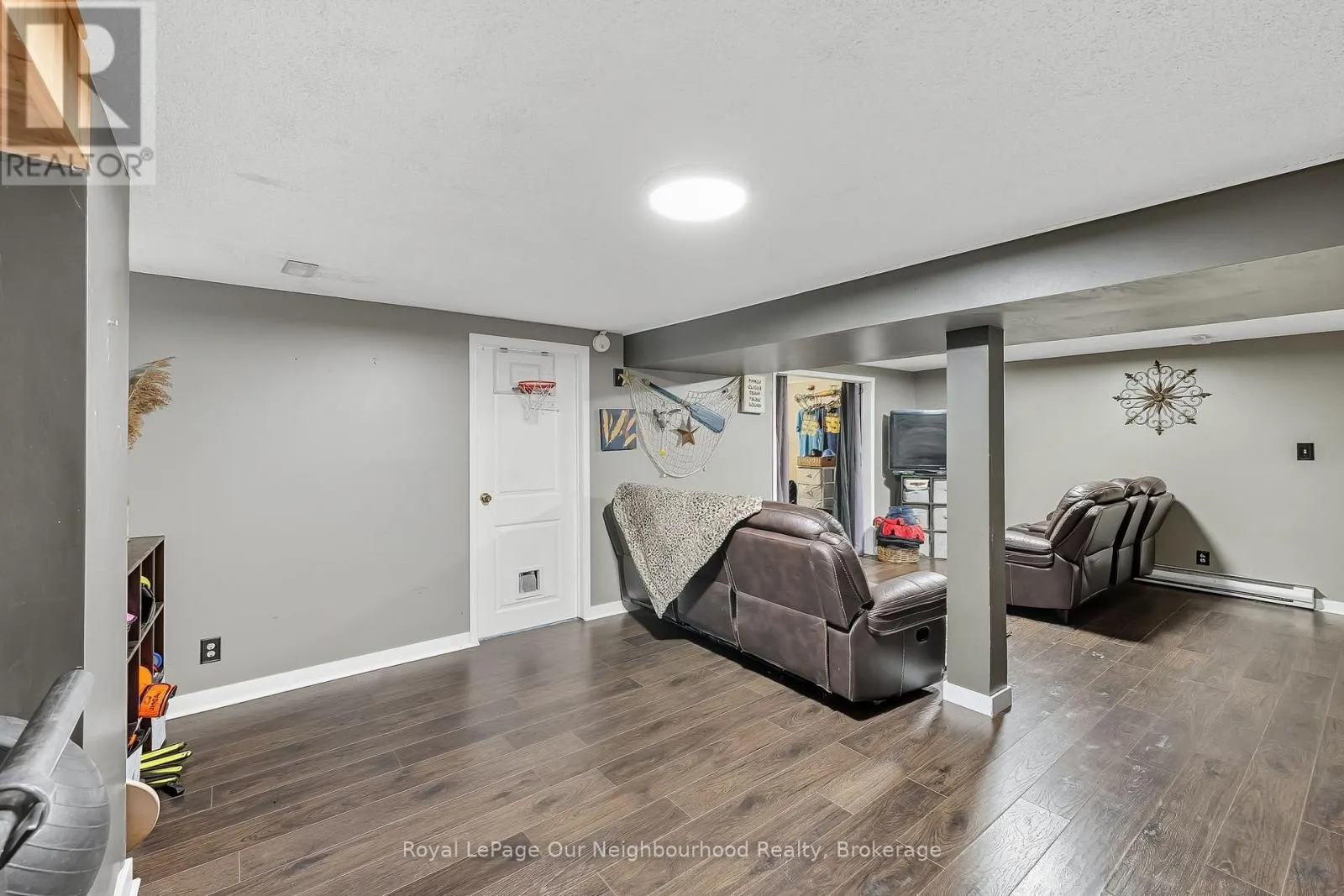 17 ELGIN STREET W