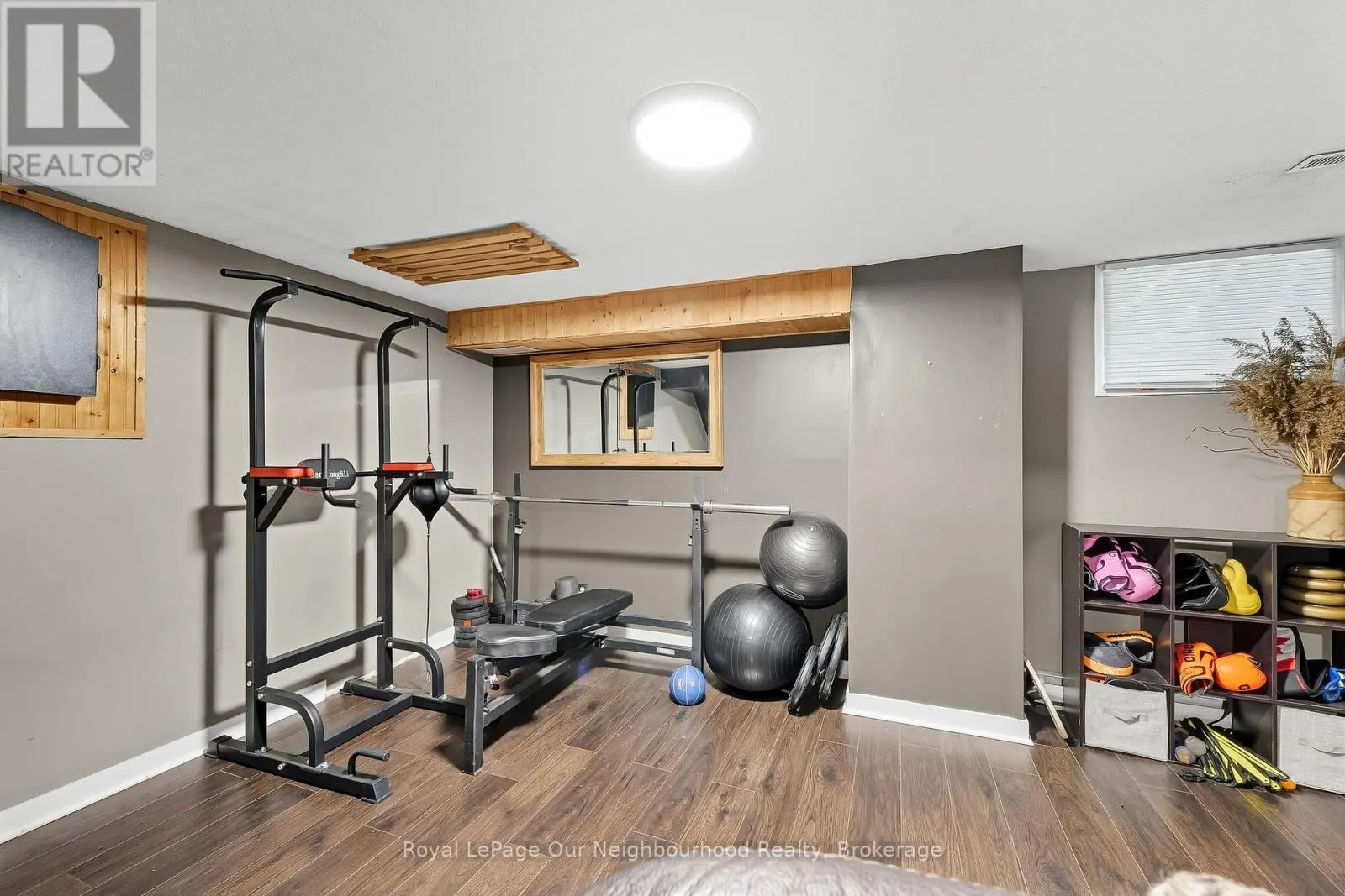 17 ELGIN STREET W