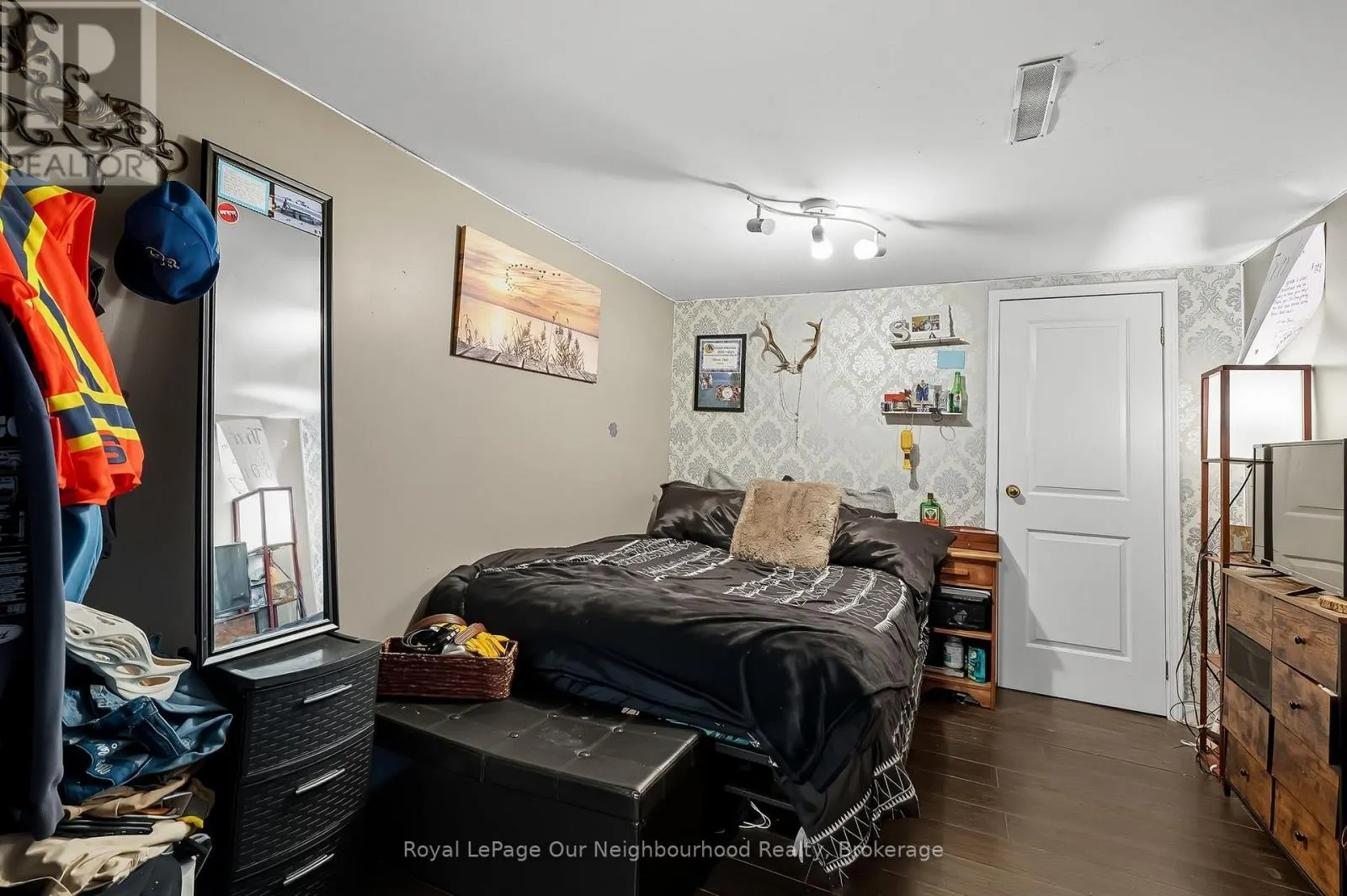 17 ELGIN STREET W