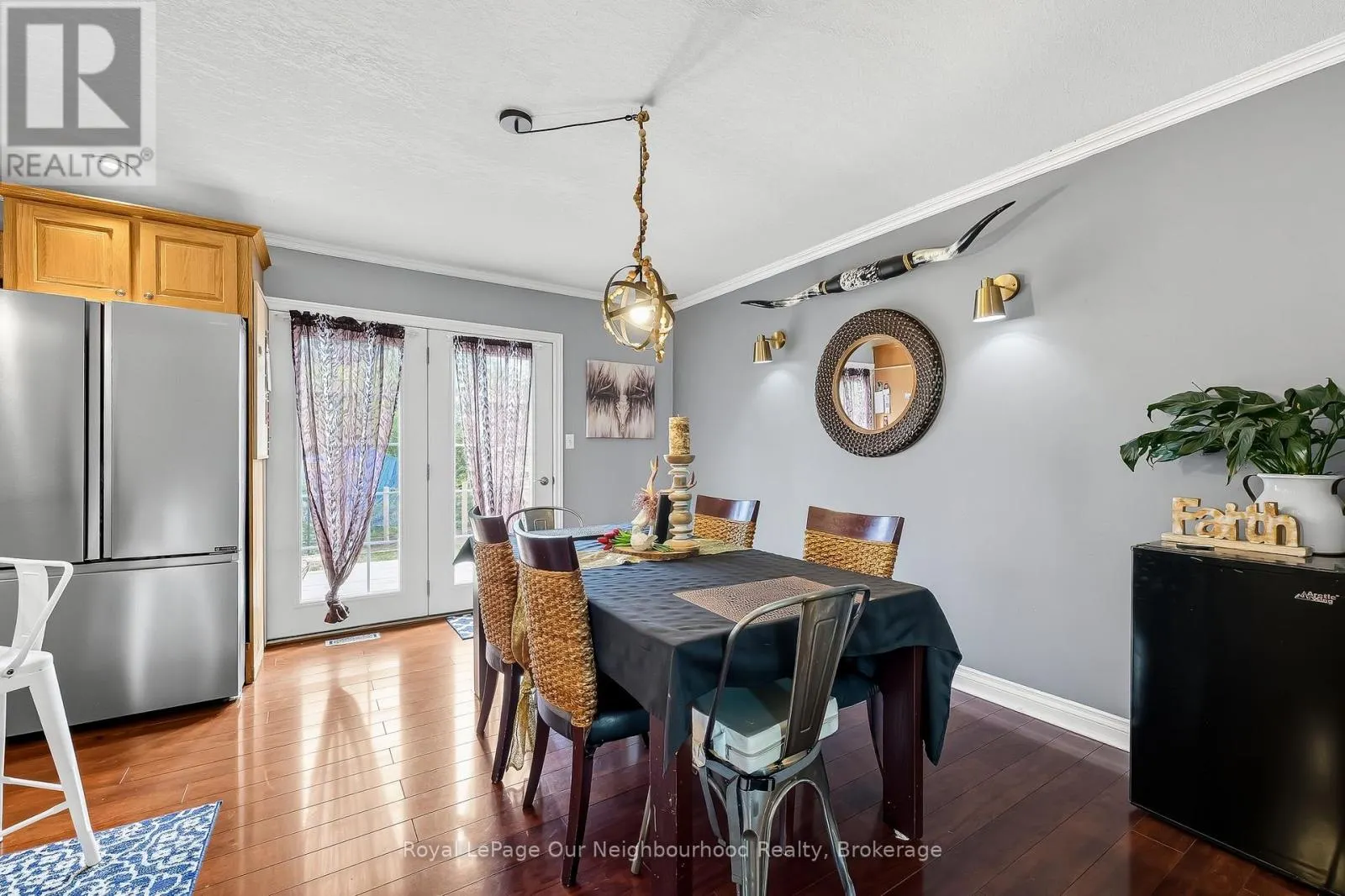 17 ELGIN STREET W