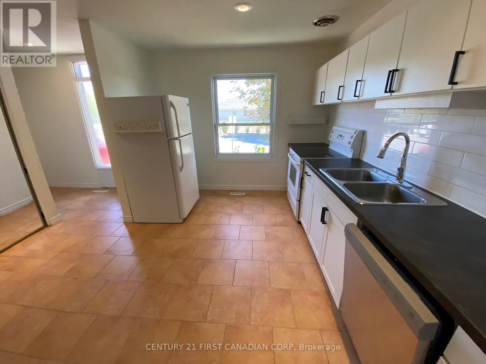 1401 WONDERLAND ROAD N