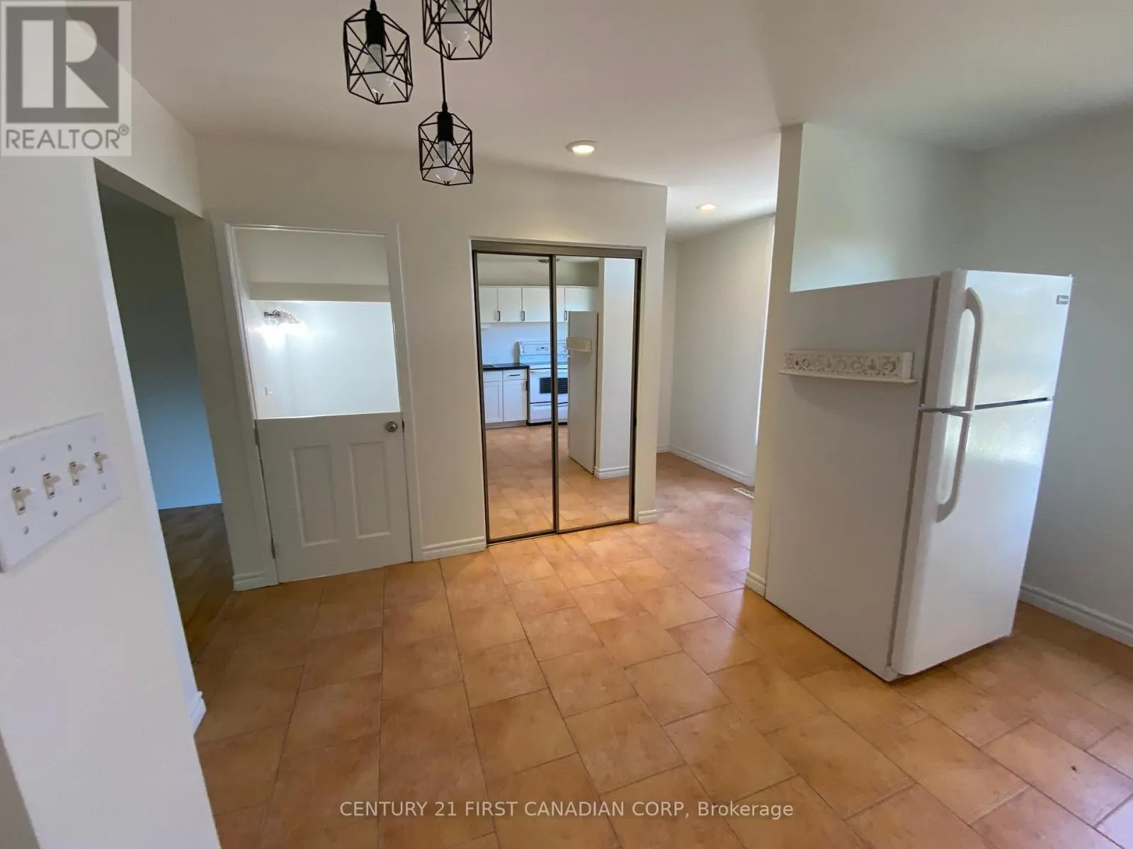 1401 WONDERLAND ROAD N