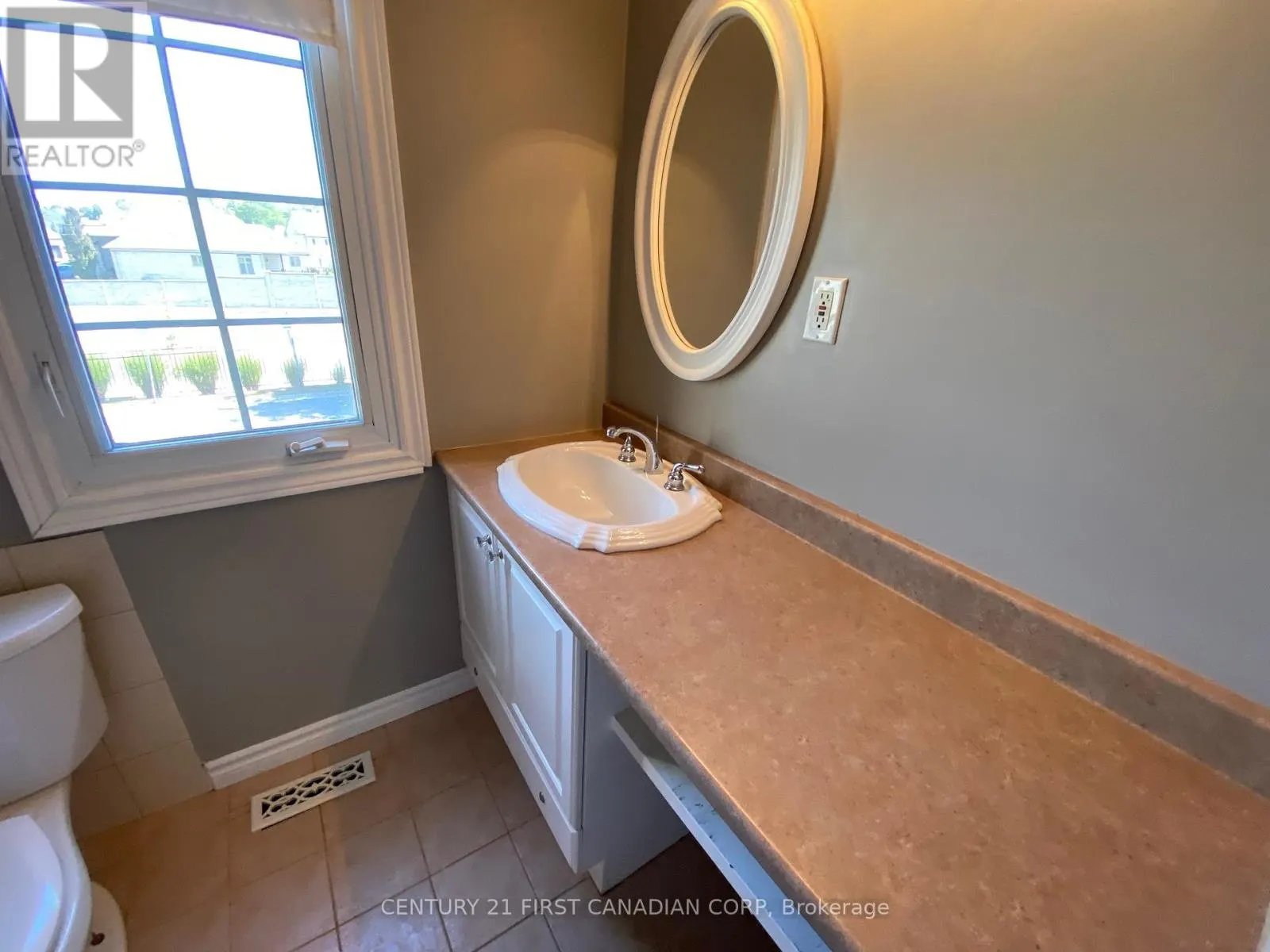 1401 WONDERLAND ROAD N