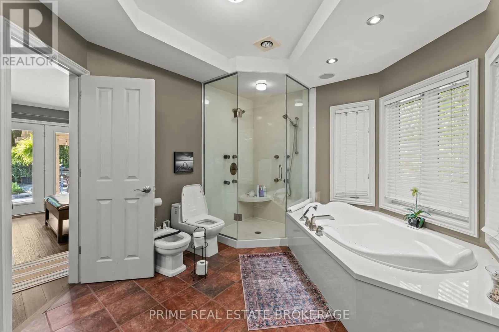 10219 PINETREE DRIVE
