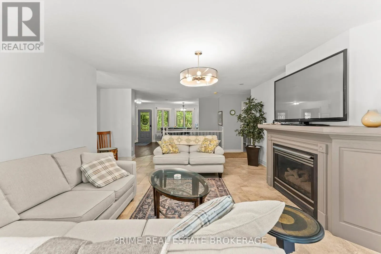 10219 PINETREE DRIVE