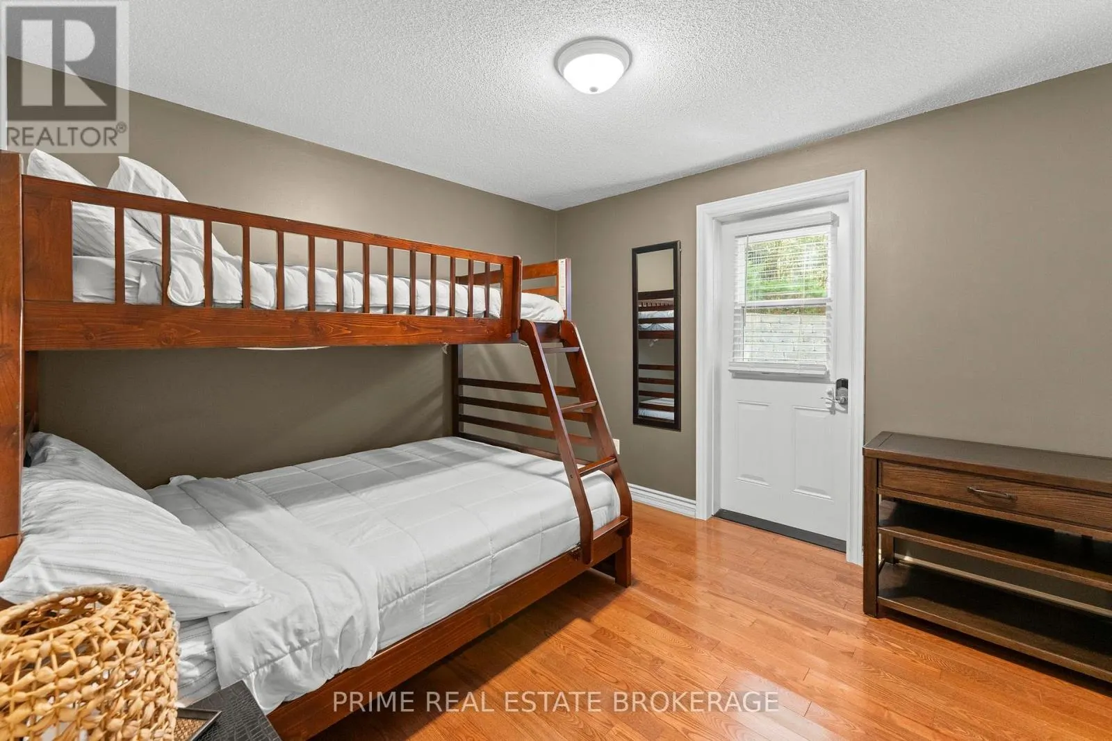 10219 PINETREE DRIVE