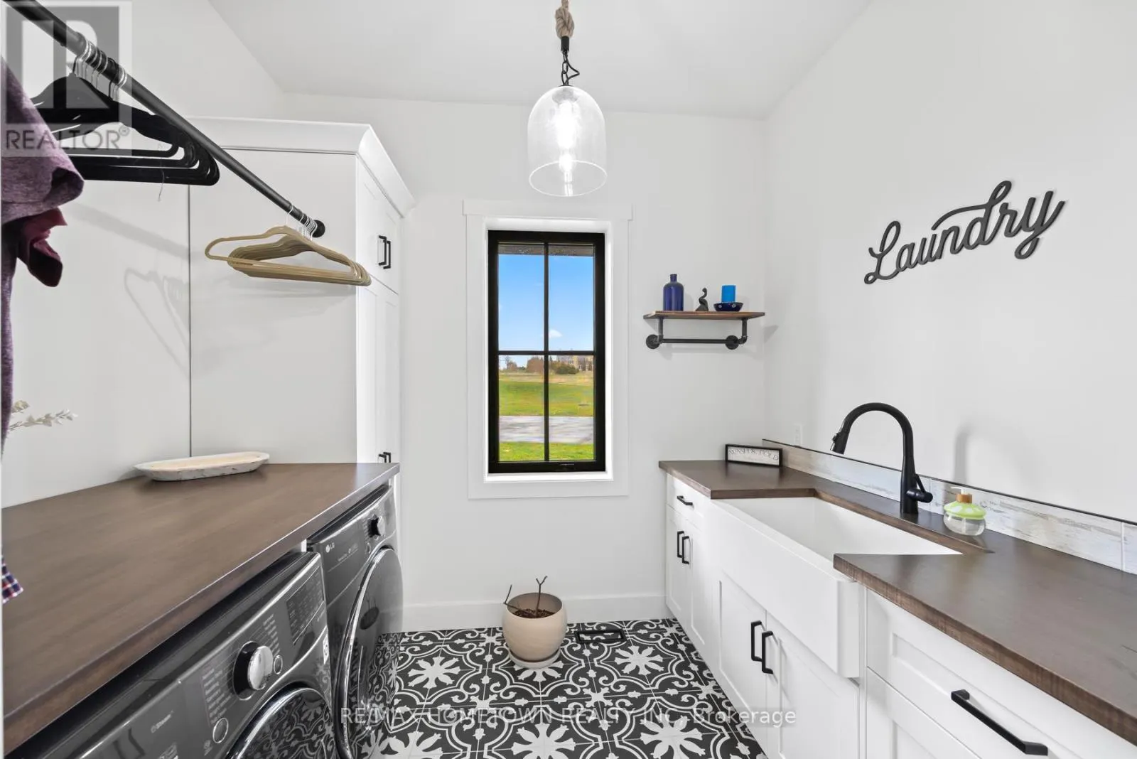 5 SHORESIDE WAY