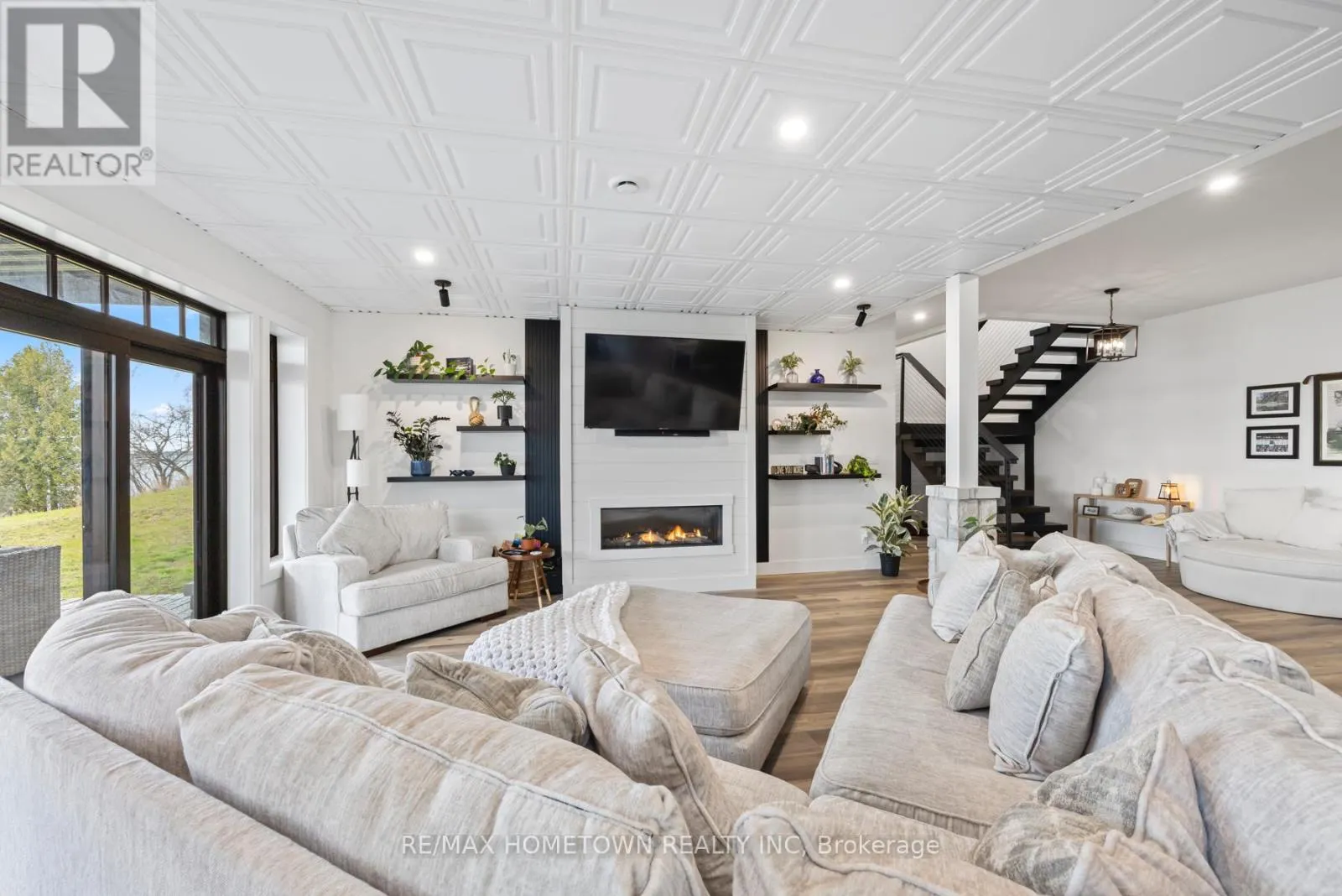 5 SHORESIDE WAY