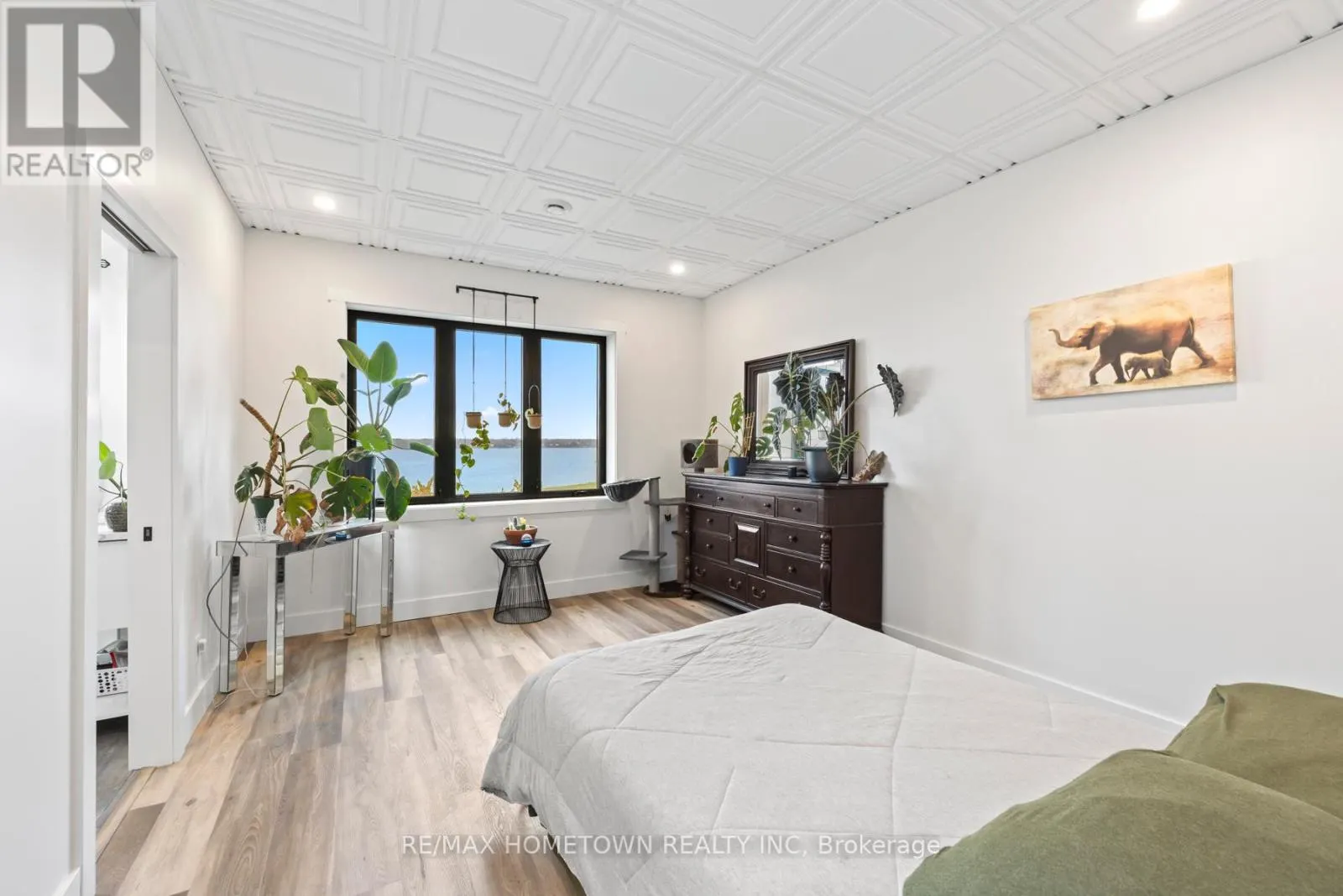 5 SHORESIDE WAY