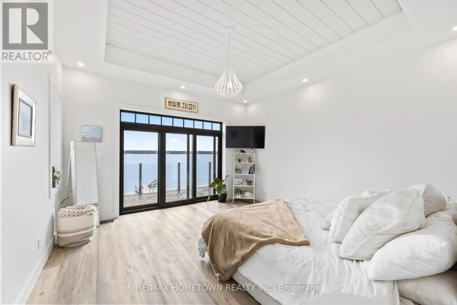 5 SHORESIDE WAY