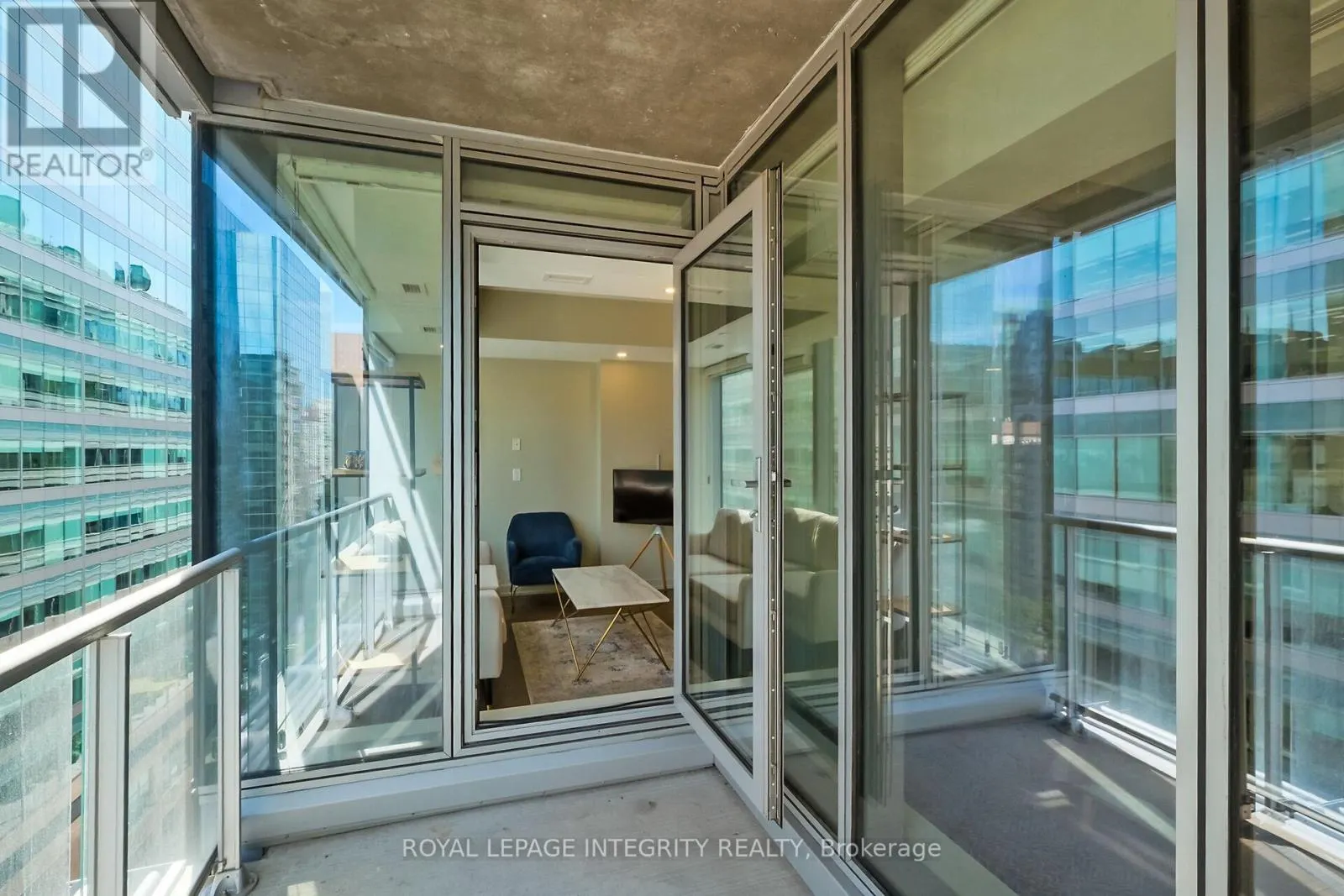 911 - 101 QUEEN STREET