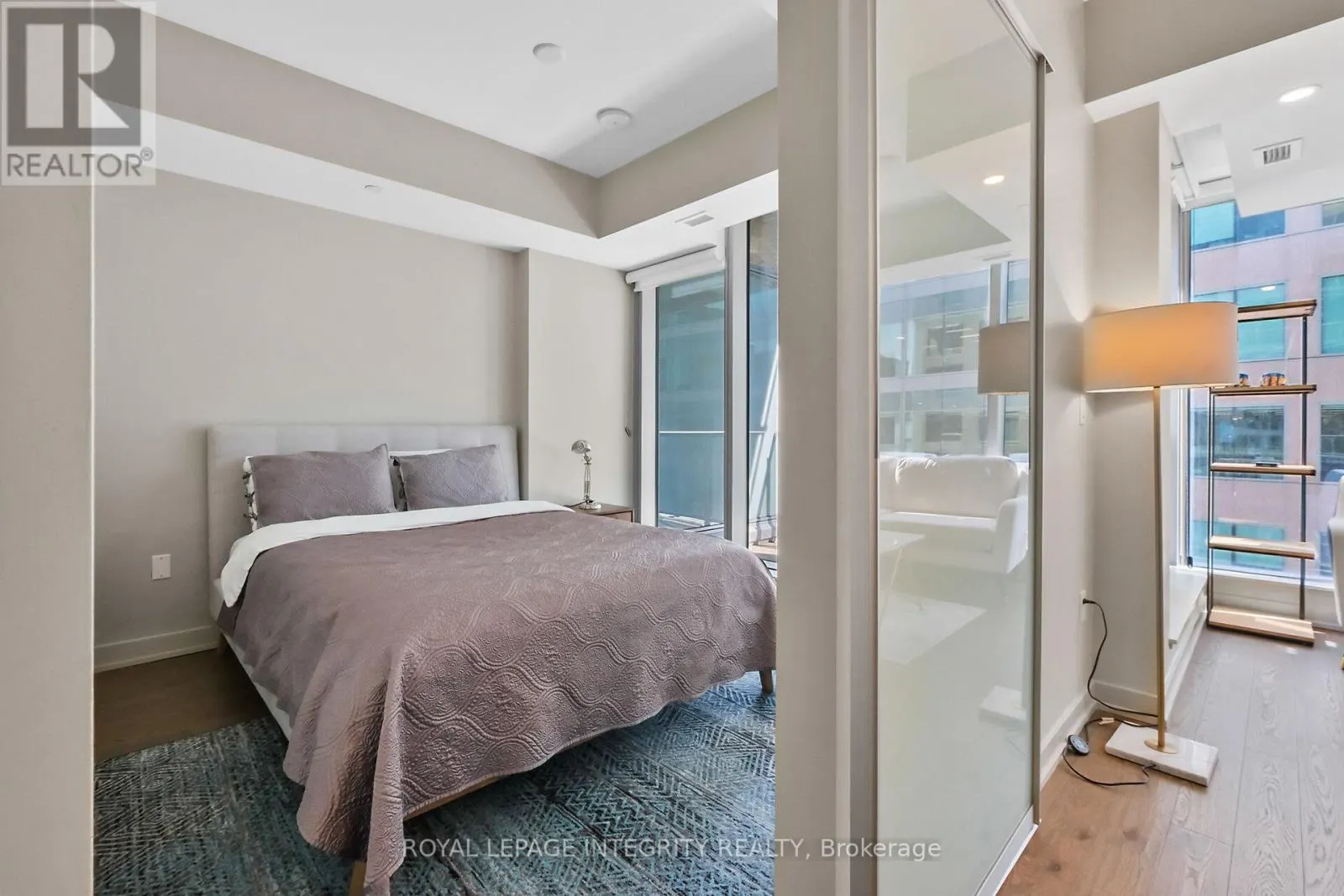 911 - 101 QUEEN STREET