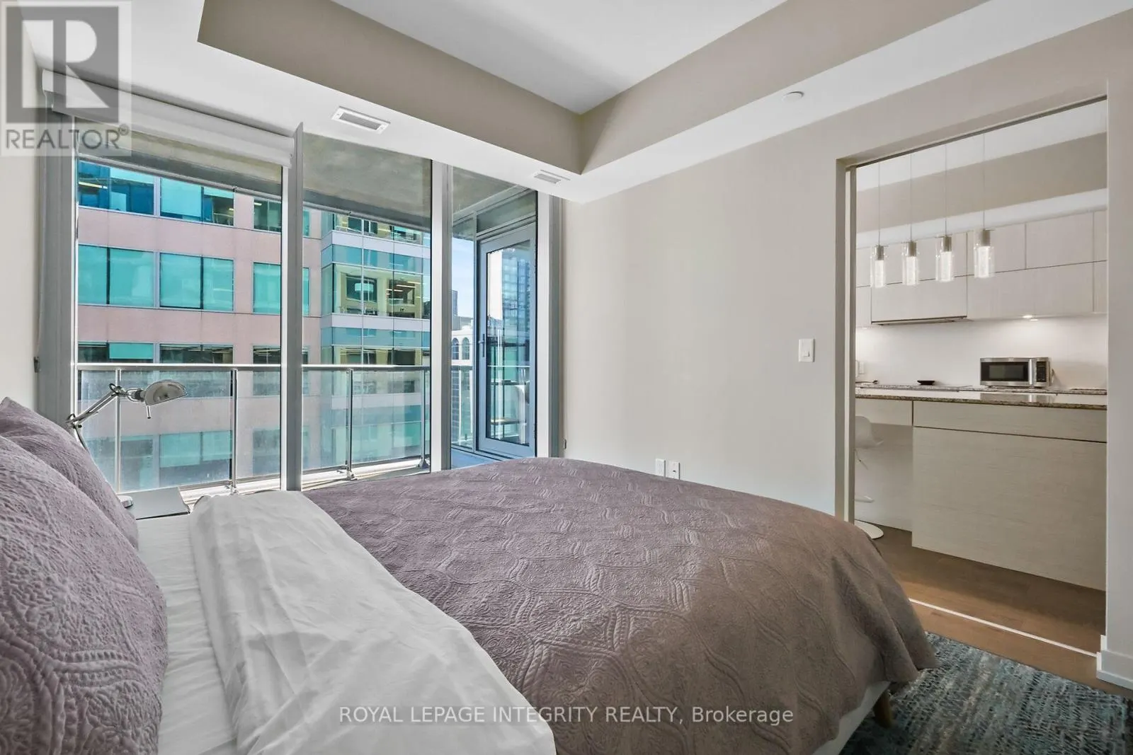911 - 101 QUEEN STREET