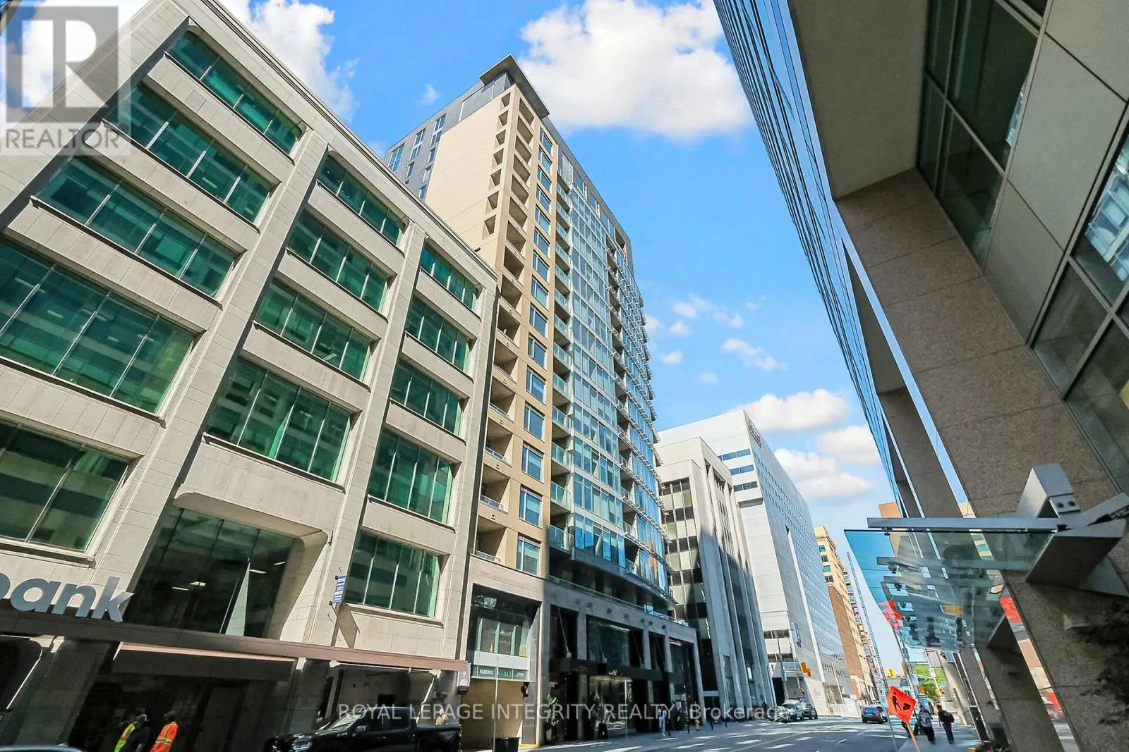 911 - 101 QUEEN STREET