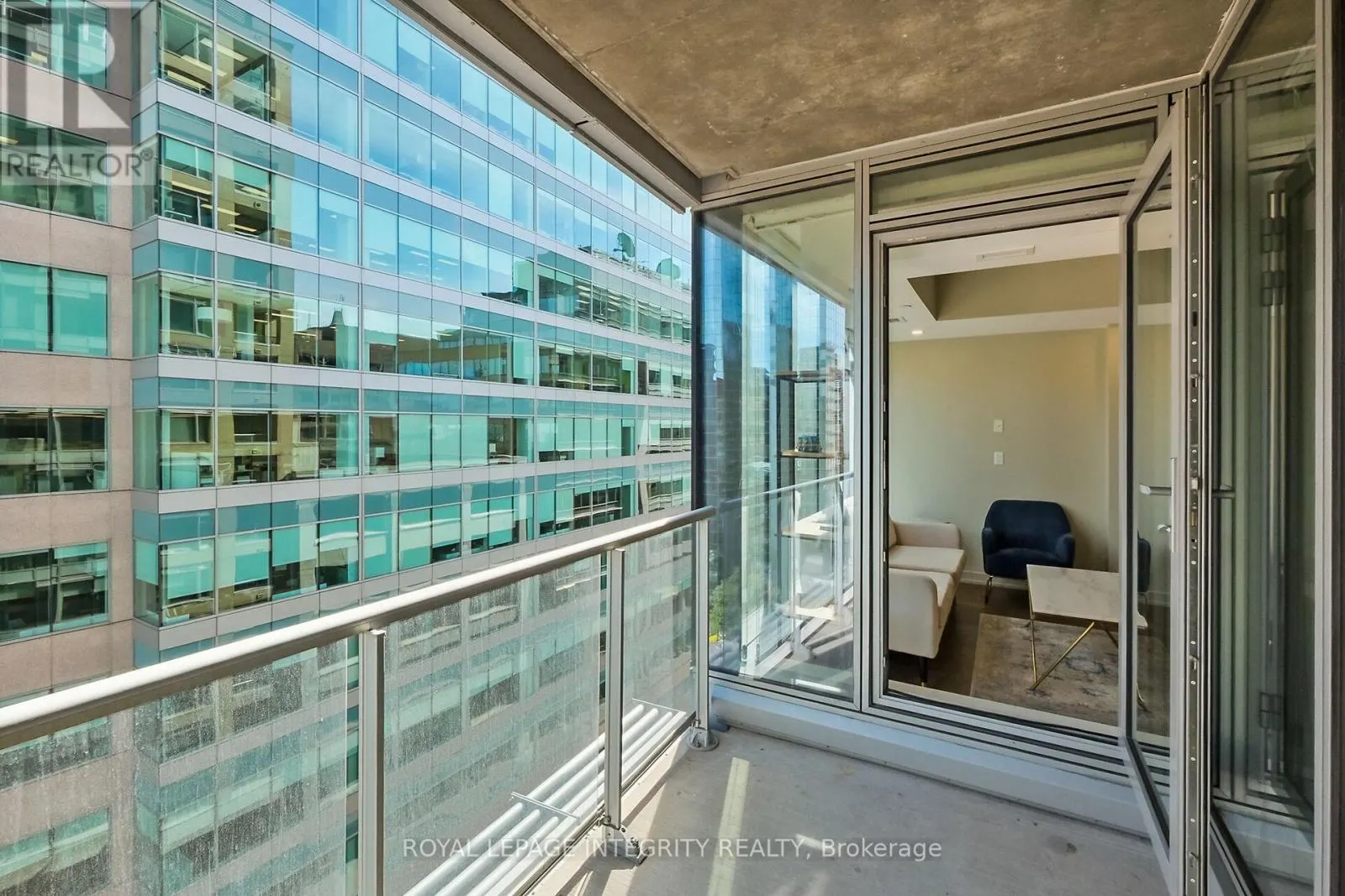 911 - 101 QUEEN STREET
