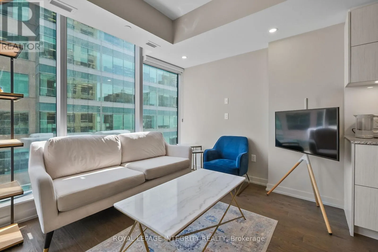 911 - 101 QUEEN STREET