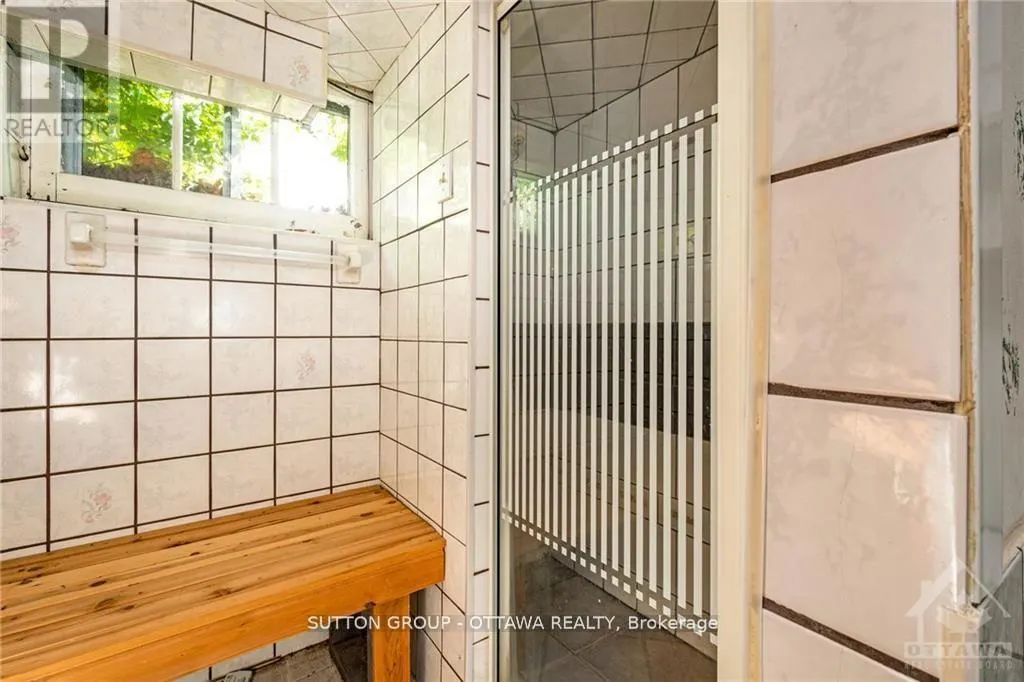 846 ST LAURENT BOULEVARD