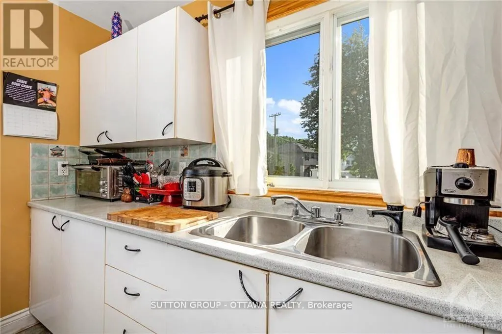 846 ST LAURENT BOULEVARD