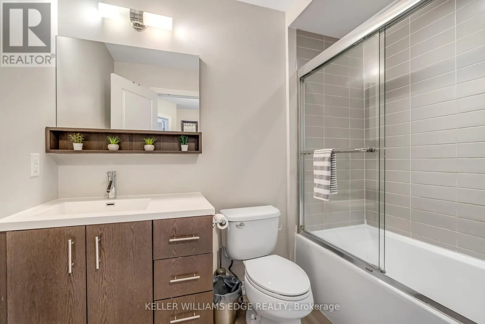 27 - 215 DUNDAS STREET E