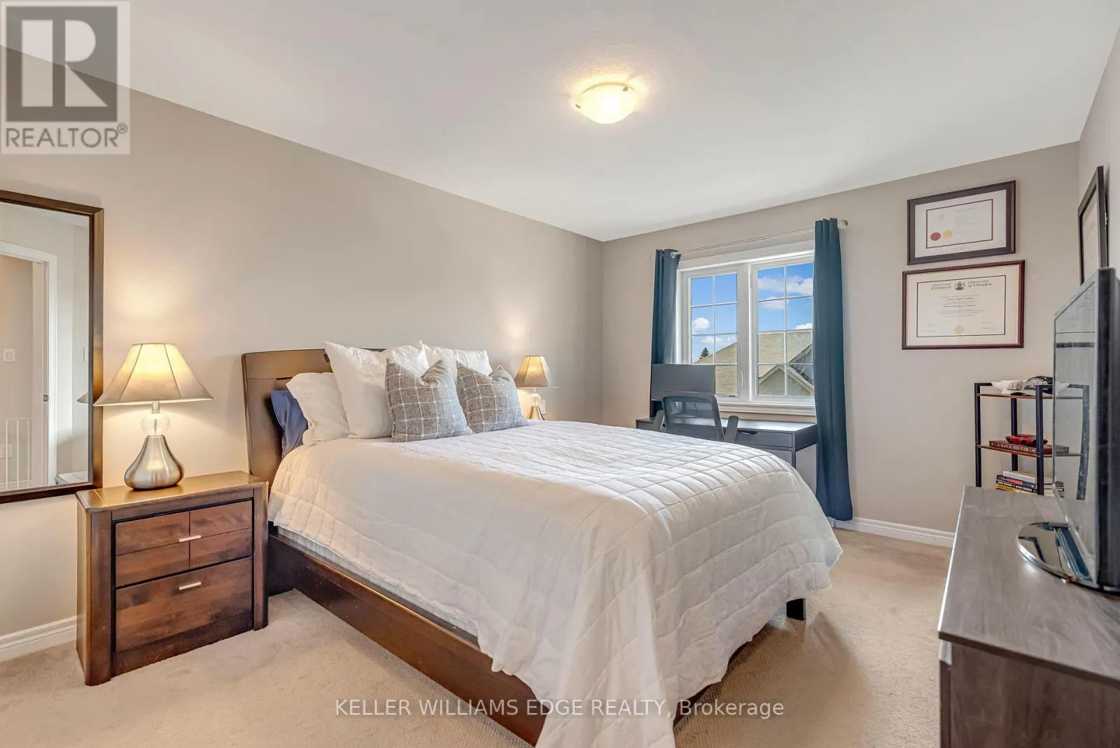 27 - 215 DUNDAS STREET E