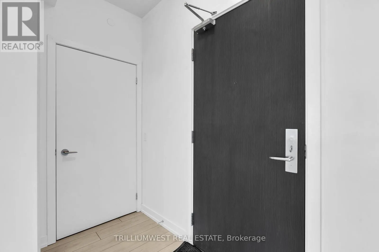 322 - 55 DUKE STREET W