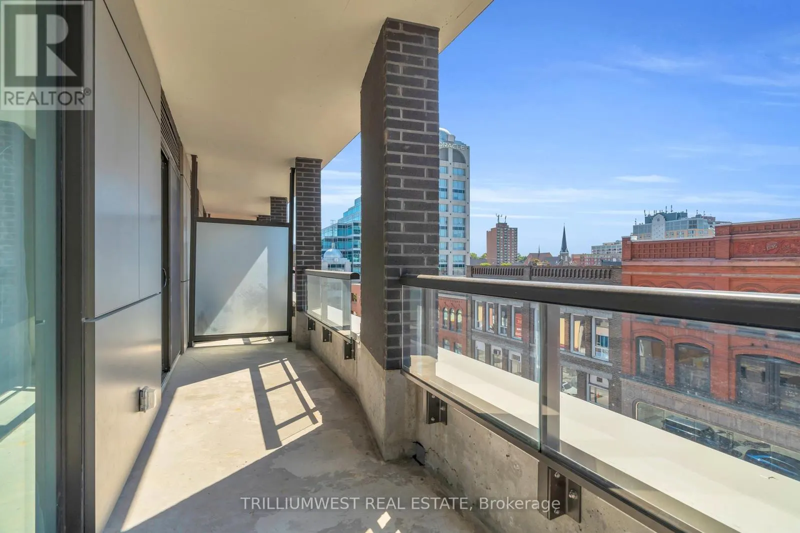 322 - 55 DUKE STREET W