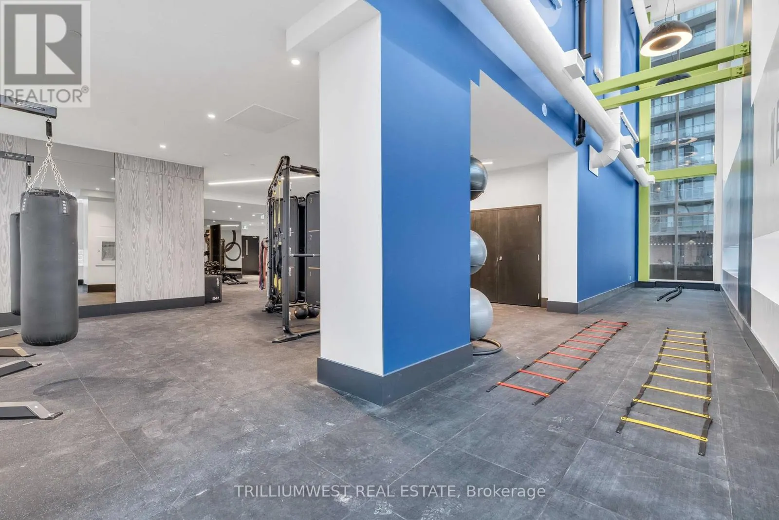 322 - 55 DUKE STREET W