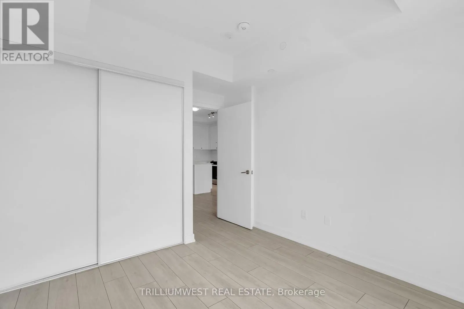 322 - 55 DUKE STREET W