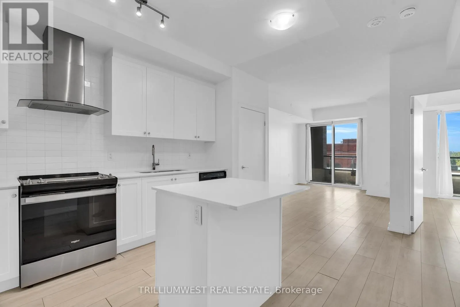 322 - 55 DUKE STREET W